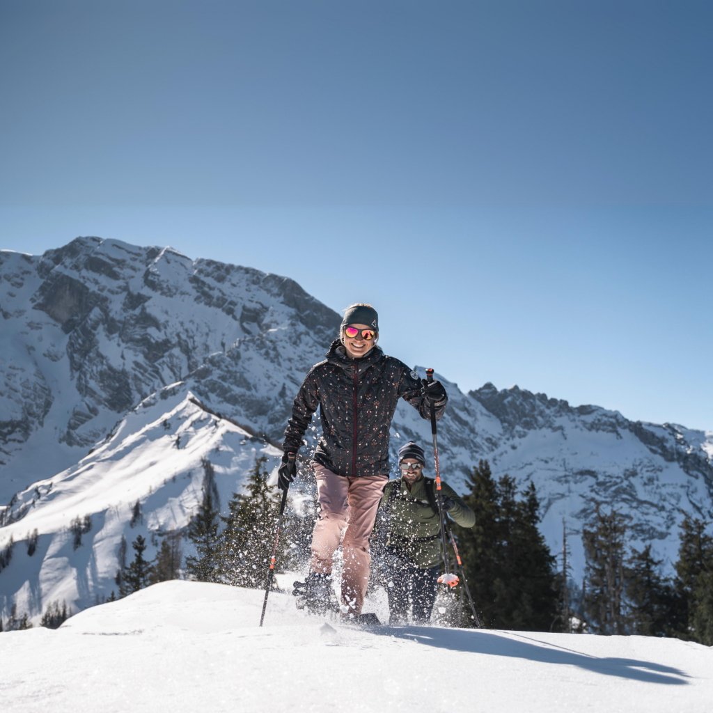 Grinsende Skitourengeherin in Berchtesgaden