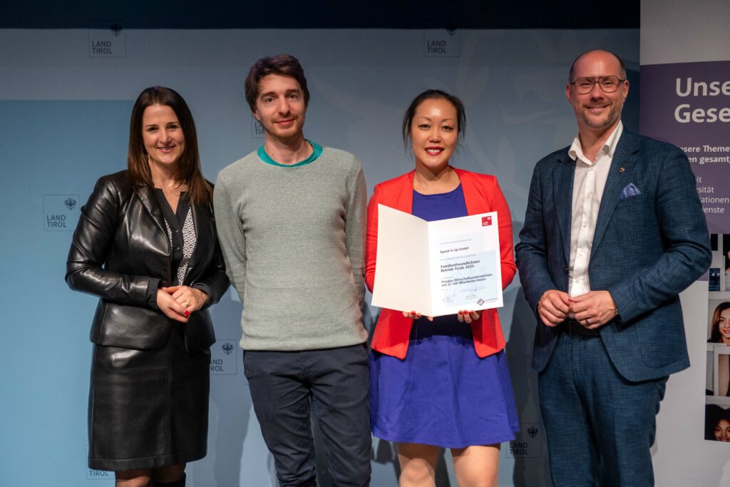 Unser Geschäftführer Fabian Lechner und unsere Personalmanagerin He-Kyung Jorczyk bei der Urkundenverleihung zur Teilnahme beim Wettberwerb "Familienfreundlichster Betrieb Tirols 2025"